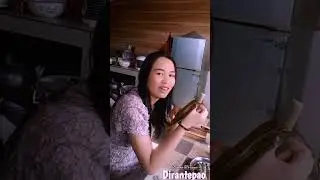 agak lain cara makan gadis cantik ini