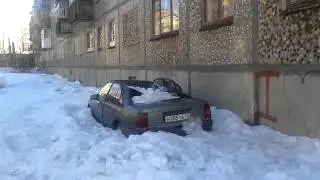 Авто накрыло льдом с крыши