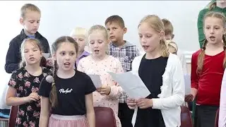 В душе у нас звучит мелодия прекрасная.. Пение
