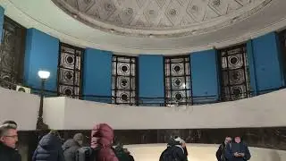 Подъём на эскалаторе на станции метро Новокузнецкая и половина наземного вестибюля в час пик 