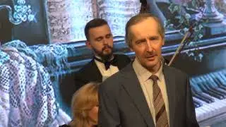 "Гляжу на Вас, глава моя кружится..."