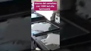 L'interno del semaforo con 1000 LED..