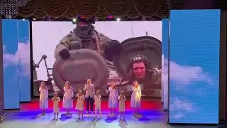 поем на сцене песню Шамана "Встанем"