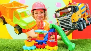 Lego oyunları. Nicole Lego Duplo ile eğlence parkı kuruyor. Araba oyunları.