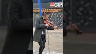 Скрипач от бога, уличный музыкант красиво играет на скрипке 
