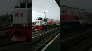 Kedatangan Kereta Api di Stasiun Purwakarta #keretaapi #train
