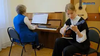 Ученица ДМШ Полина Болмосова постигает искусство игры на домре