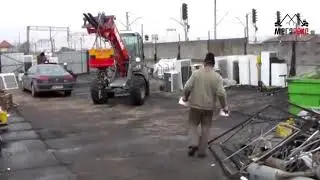фронтальный погрузчик чистит металлоломную площадку