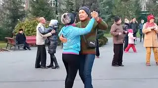 С РОЗОЮ КРАСИВОЮ!🌹👍/ТАНЦЫ В ПАРКЕ ГОРЬКОГО ХАРЬКОВ НОЯБРЬ 2021