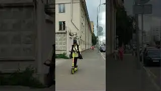 Впервые вижу! Девушка курьер на самокате 