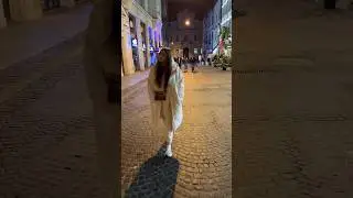 Хто гуляє в ночі у Львові по площі Ринок.