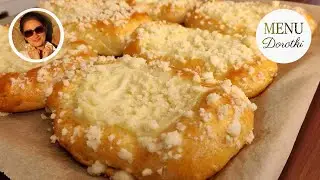 Sweet cheese rolls with crumble topping. A recipe for fluffy and delicious buns by MENU Dorotki.