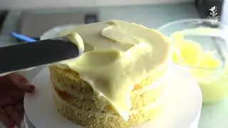 We level the cake with chantyflex cream, chantyflex cream on the cake.