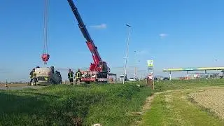 Schianto e ribaltamento: regionale paralizzata