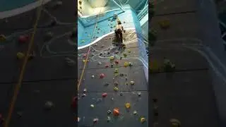 ปีนหน้าผาจำลอง Deep Climbing Gym