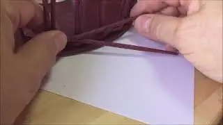 Оплетаю деревянную заготовку дна газетными трубочками