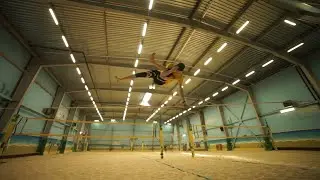 Slackline on beach, but in gym. Kolyambing Trickline 2021