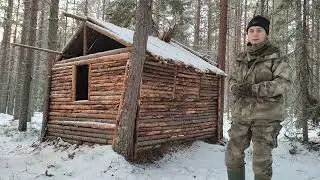 Построил крышу лесного убежища в тайге зимой