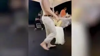 Kucak dansı yapmak isteyen damat yanlışla geline tekme atıyor..😀😀