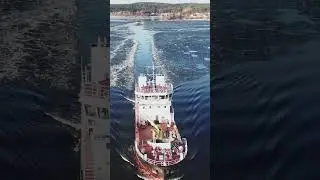 т/х Вадим Клюев разбивает лёд для открытия навигации