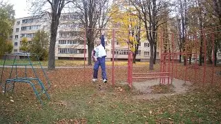Дедушка в 65 лет висит на одной руке над работающей дрелью.
