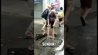 menyelam ke gorong-gorong agar tidak banjir🫡