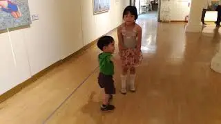 大頭跟小姐姐逛美術館