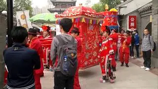 Traditional Chinese wedding in Beijing - Bride carried on 花轿 (HuaJiao)