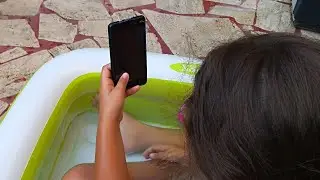 HO BUTTATO IL TELEFONO DI MIA SORELLA IN PISCINA!!