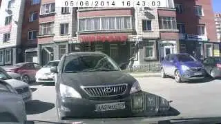 Девушка паркуется
