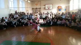 Музыкальный B-boy Димошкин. Брейк данс в школе.
