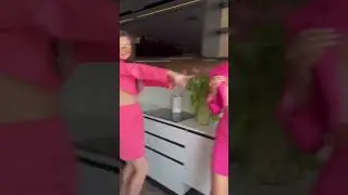 В клубах именно так и танцуют)