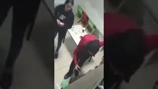 Kırıkkale’deki özel bir kreşte skandal görüntüler. Eğitmen 2.5 yaşındaki bir çocuğu savurdu.#karabük