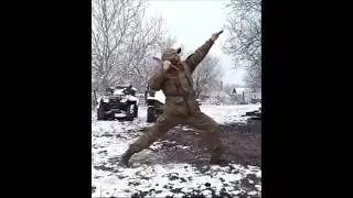 На зоне СВО солдат из Чукотки исполняет традиционный чукотский танец. 