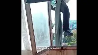 Мужчина спускался из окна шестого этажа по простыням и сорвался с третьего