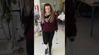 27 E) Caminar con dos muletas sin apoyar un pie.