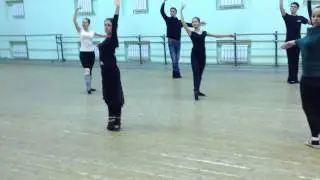 батман тандю из позы в позу на середине зала.