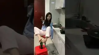 hebat  wanita  ini  bisa  mengunaka  kaki  ya  untuk  beraktivitas