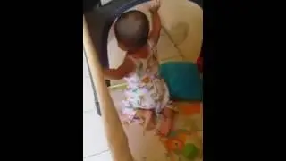 bayi suka manjat