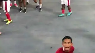 Pemain Timnas Indonesia Menyapa supporter di kuwait.