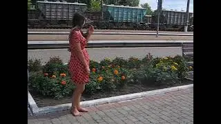 Босая девушка на железнодорожной станции