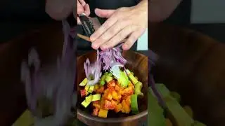 Салат с персиком и креветками