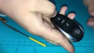 замена батарейки в смарт ключе фольксваген / replacing the battery in the Volkswagen smart key