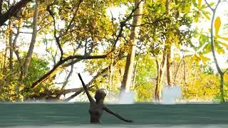 девушка плавает в озере. girl swims in the lake. shorts