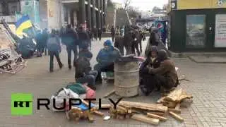 На Майдане вытерли ноги о советский флаг