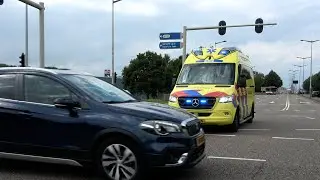 Bijna aanrijding tussen Ambulances en auto vanaf ernstig steekincident prinsengracht Amsterdam
