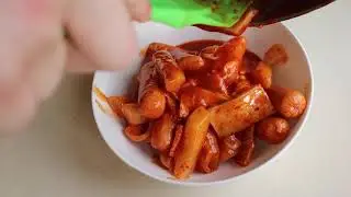 the BEST spicy rice cake/tteokbokki (vegetarian)