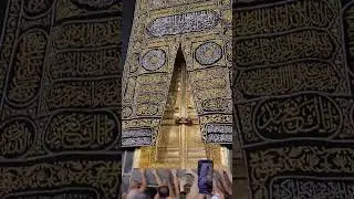 Main kabe ko dahko ga #mecca #alharam #umrah #multazim #saudiarabia #clocktower