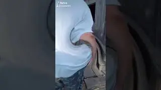 дочь с сыном дурачатся