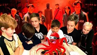 Игра в кальмара. Делаем сладкие соты и играем дома.